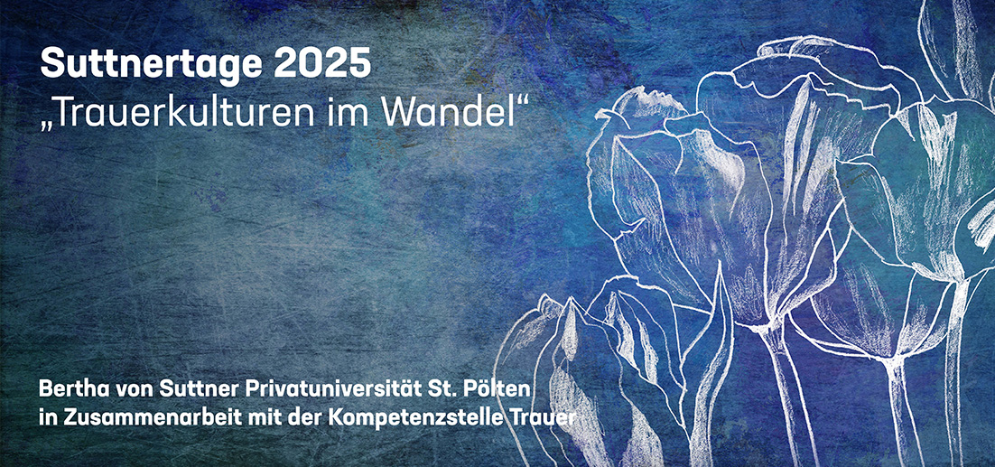 Keyvisual der „SuttnerTage 2025“. Das Bild ist überwiegend blau. An den Seiten sind weiße Blumen abgebildet. Oben links steht der Titel der Veranstaltung, darunter die Namen der Veranstalter*innen.