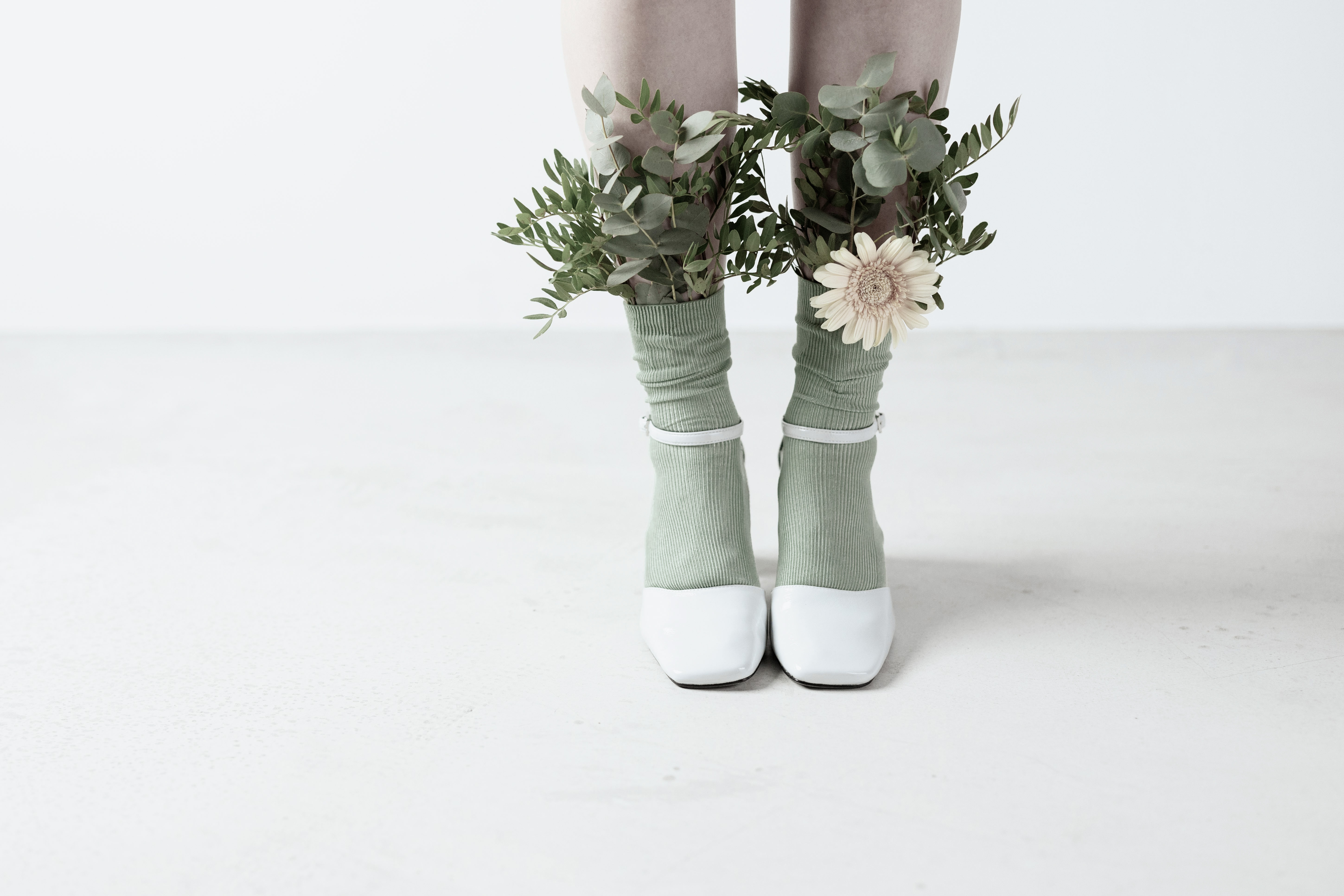 Zwei Schuhe mit Blumen in den Socken