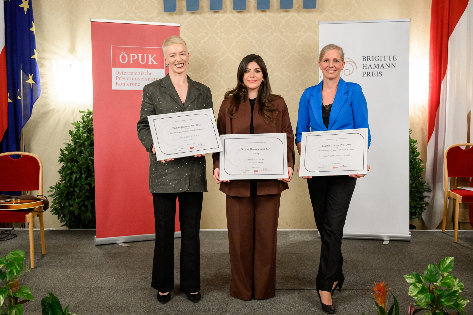 Preisträgerinnen des Brigitte-Hamann-Preises stehen nebeneinander auf der Bühne im Wiener Rathaus und halten ihre Auszeichnungsschecks in den Händen.