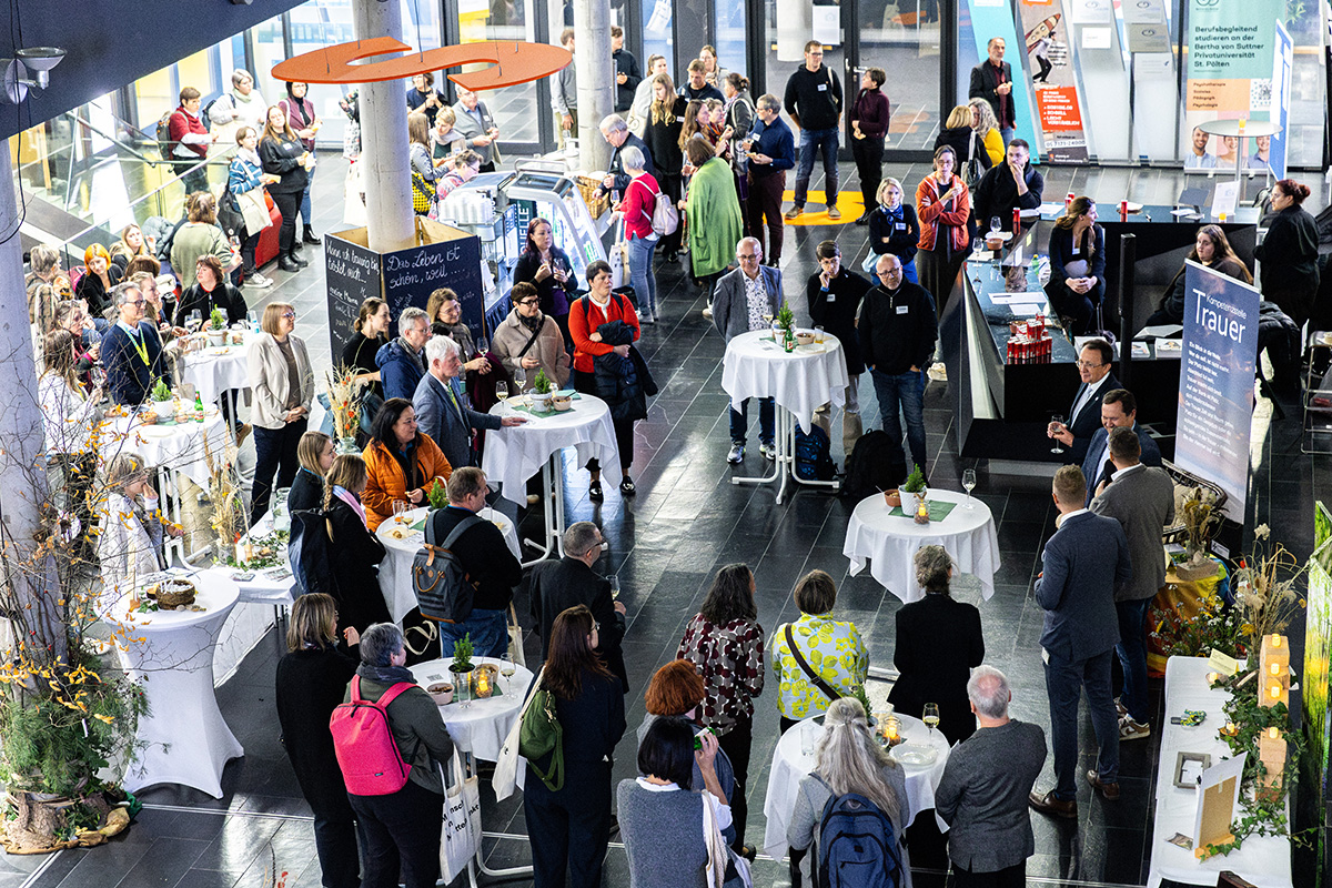 Teilnehmerinnen der Suttnertage 2025 in der Aula am Campus St. Pölten