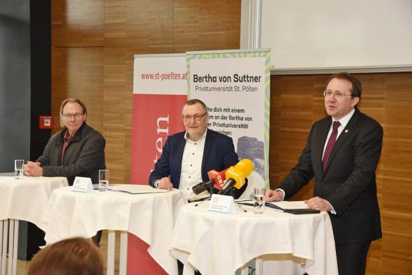 Pressekonferenz zur Eröffnung der neuen Universitätsambulanz der BSU v.l.n.r.: PL Universitätsambulanz Kurt Fellöcker, Rektor Peter Pantuček-Eisenbacher, BGM Matthias Stadler (C) Vorlaufer