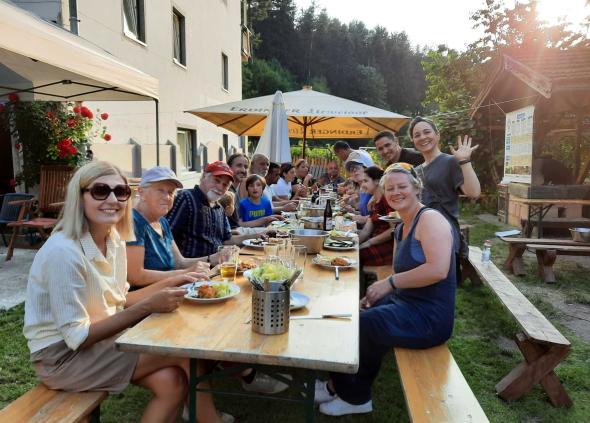 Die BSU bedankt sich bei den Bewohner*innen des Waldhüttl-Projekts mit einem Abendessen 