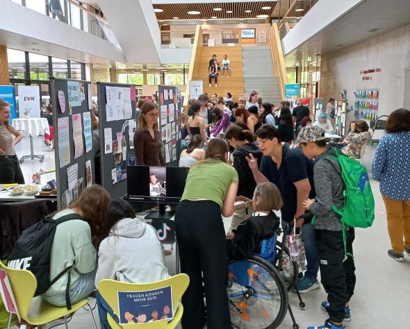 Auf dem Bild sieht man zahlreiche Menschen in der Aula am Campus St. Pölten, die sich im Rahmen der Woche der Inklusion versammelt haben – eine lebendige Atmosphäre, geprägt von Austausch, Begegnung und Vielfalt.