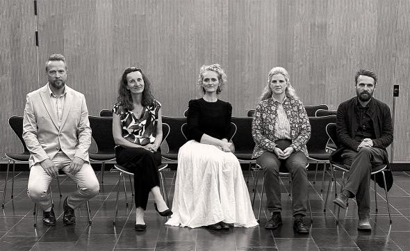 Die Fünf Mitglieder des Programmkomitees der Suttnertage 2025 sitzen nebeneinander im Festsaal am Campus St. Pölten. 