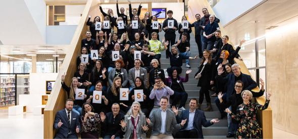 Studierende und Lehrende des Studienbereichs Soziale Arbeit und Inklusion, das Programmkomitee, Ehrengäste, Sponsor*innen und Referent*innen der Suttnertage 2025 sowie Vertreter*innen der Hochschule, der Caritas und der Landespolitik in der Aula am Campus St. Pölten auf der Feststiege © Max Peternell.