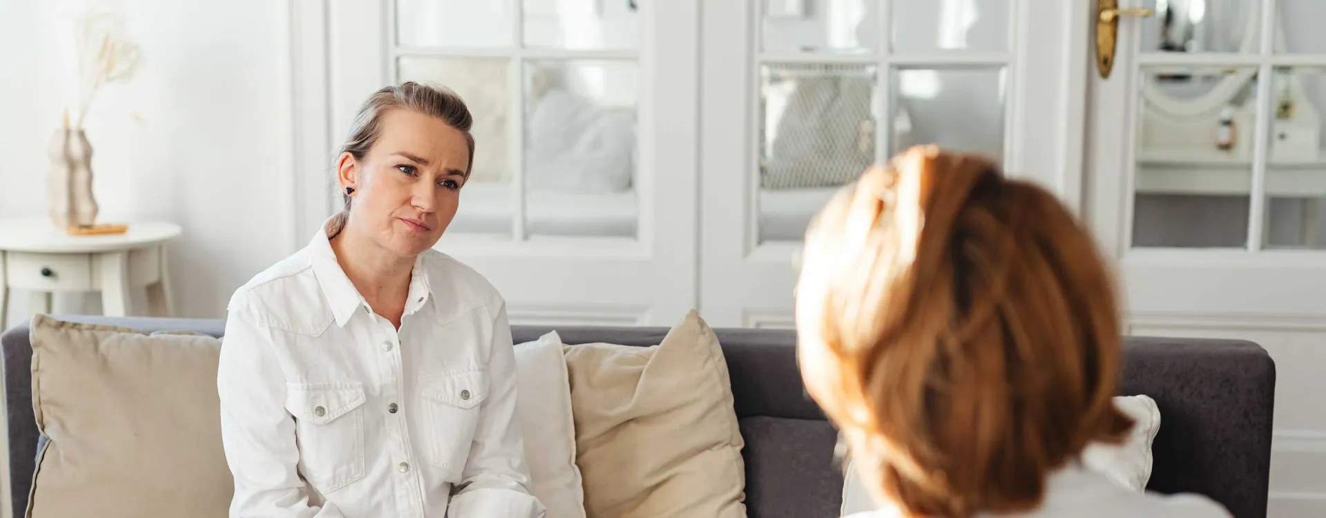 Gesprächsituation mit zwei Frauen (c) pexels.com / karola-g