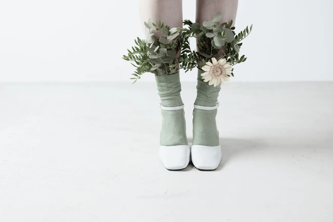2 Schuhe mit Blumen in den Socken