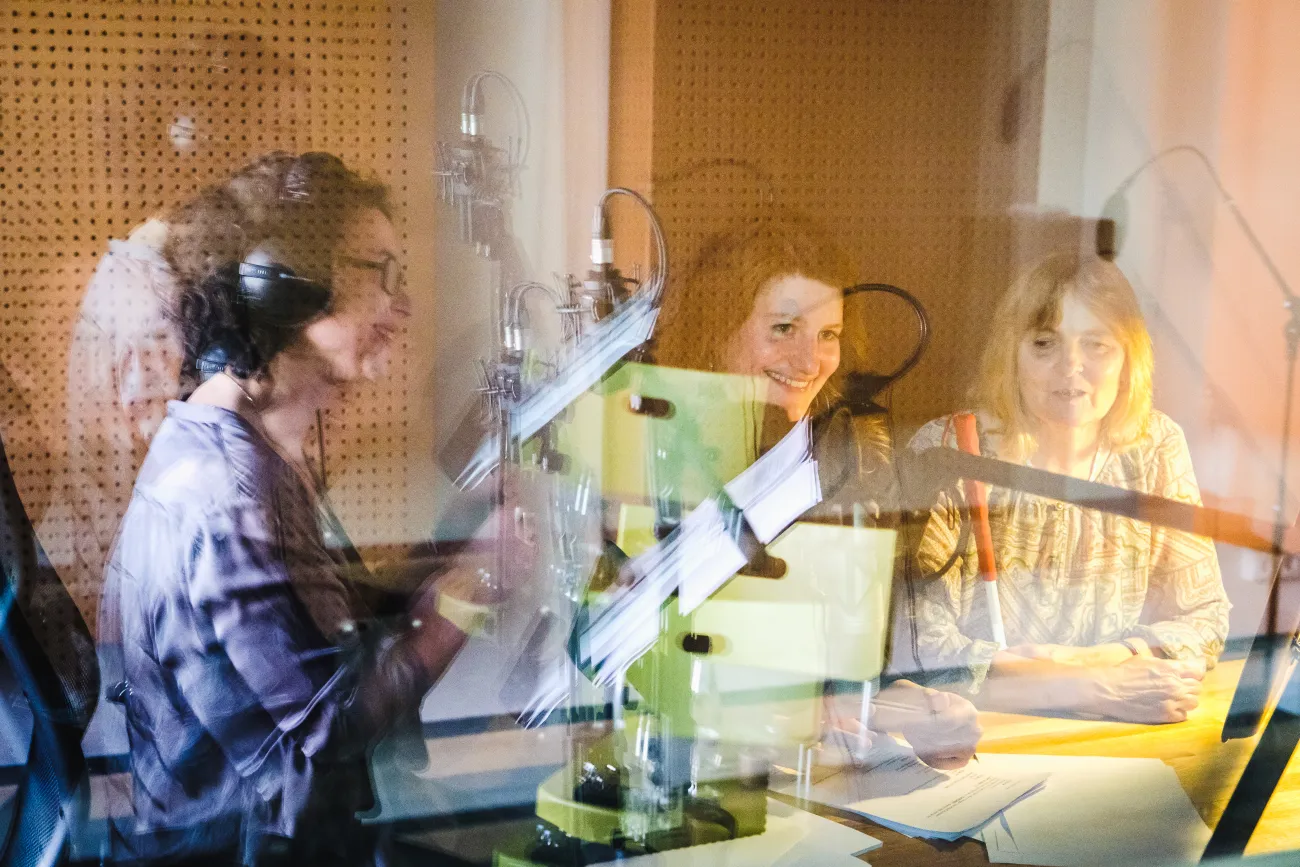 Frauen in einem Tonstudio
