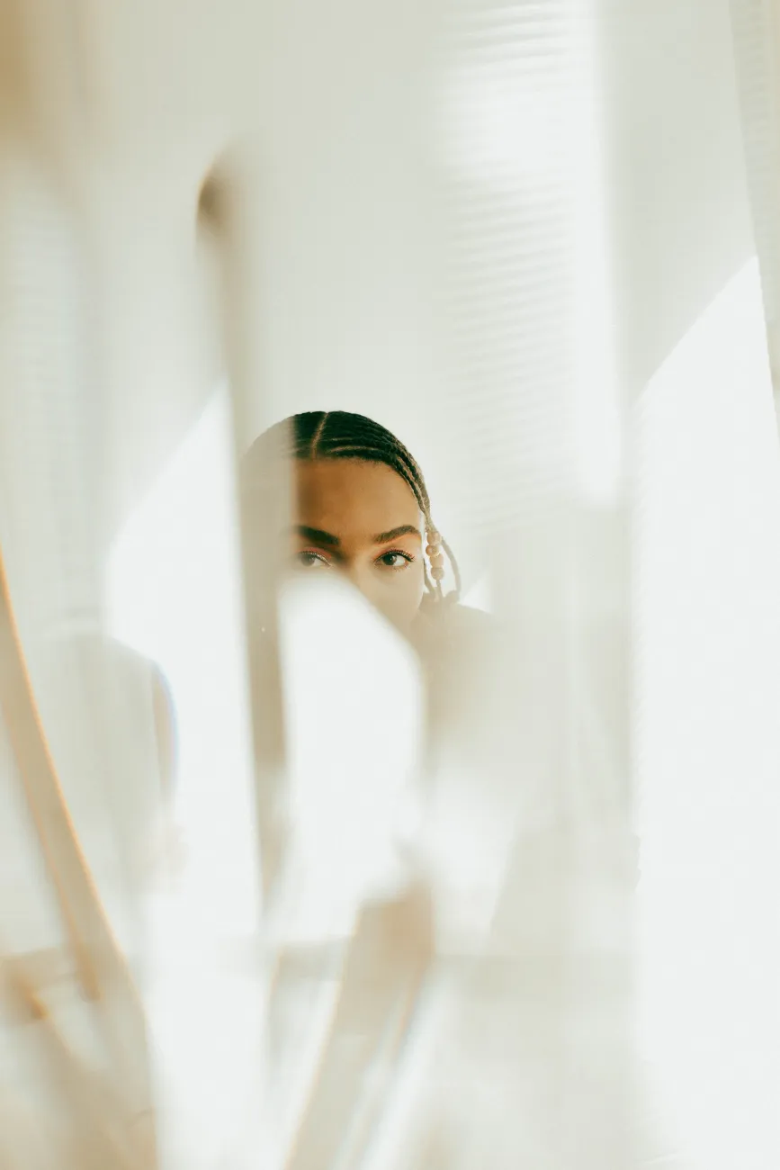Frau hinter Vorhang