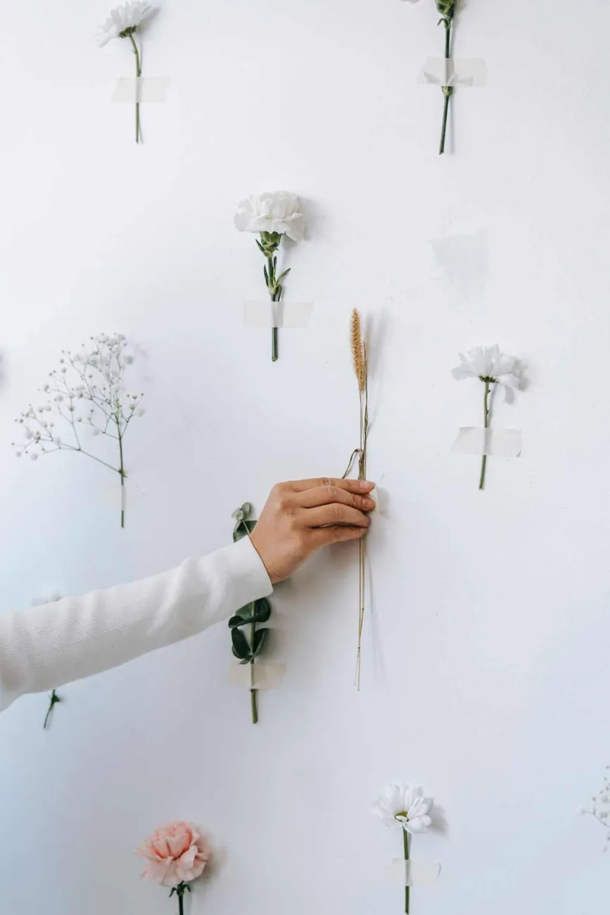 Wand mit Hand und Blumen