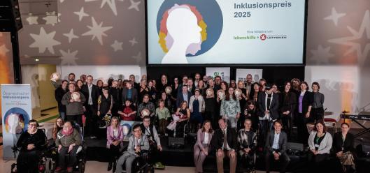 Die Gewinner*innen des Inklusionspreises 2025 gemeinsam mit den Juror*innen und Sprecher*innen.