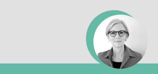 Auf dem Bild ist die Vortragende Ina Schmidt in einem kreisförmigen Bild auf grauem Hintergrund zu sehen.