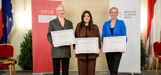 Preisträgerinnen des Brigitte-Hamann-Preises stehen nebeneinander auf der Bühne im Wiener Rathaus und halten ihren Preis in den Händen.