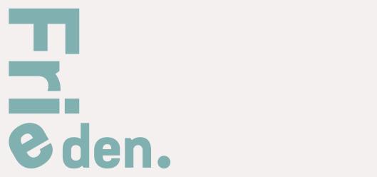 Das Wort „Frieden“ auf taubengrauem Hintergrund mit sanften Blau- und Grüntönen.