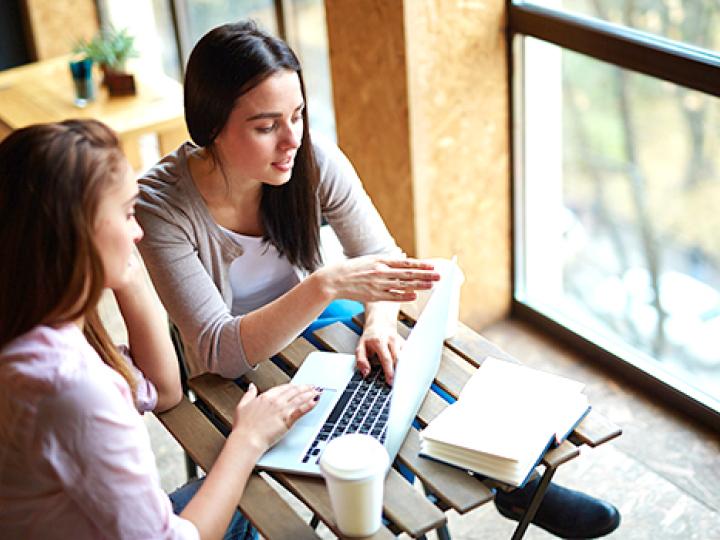 Zwei Studentinnen bereiten sich bei einem Kaffee auf ein Seminar vor. | (c) shutterstock / Pressmaster