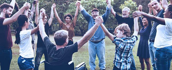 Menschen im Kreis | (c) shutterstock / Rawpixel.com