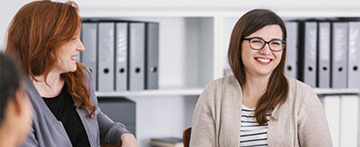 (c)Shutterstock Zwei Frauen im Gespräch, Sozialarbeit