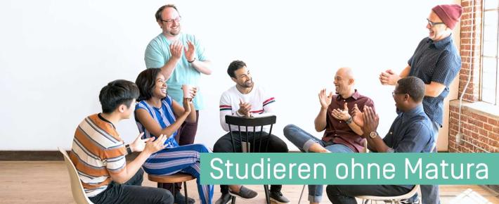 Eine Gruppe von Studierenden sitzen im Kreis und applaudieren (c) shutterstock.com