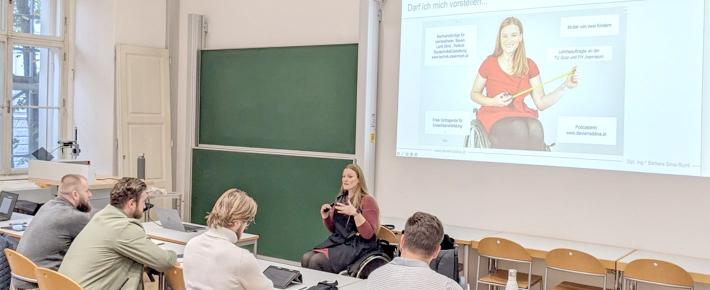 Raum mit Studierenden