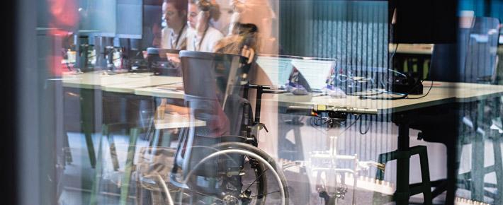 Rollstuhl in einem Büro und unscharfe Person