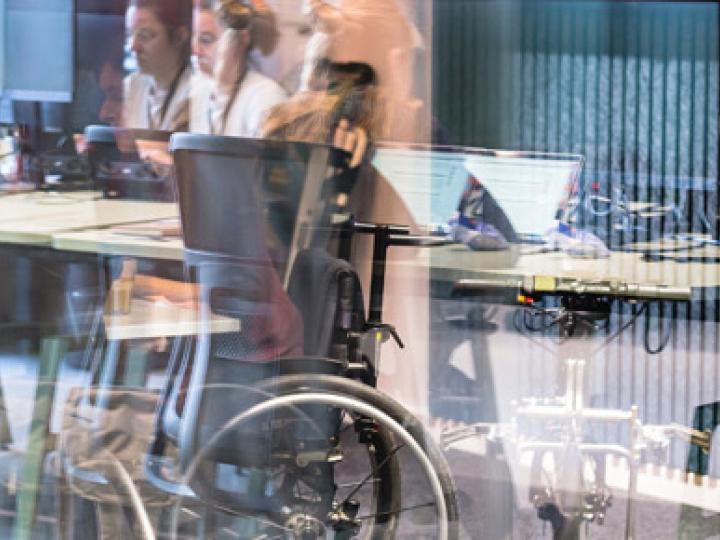 Rollstuhl und Person unscharf dargestellt