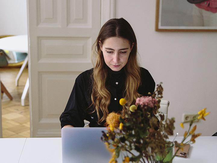 Frau sitzt am Schreibtisch vor dem Laptop (c) pexels-polina-zimmermann