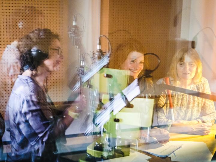 2 Frauen in einem Tonstudio