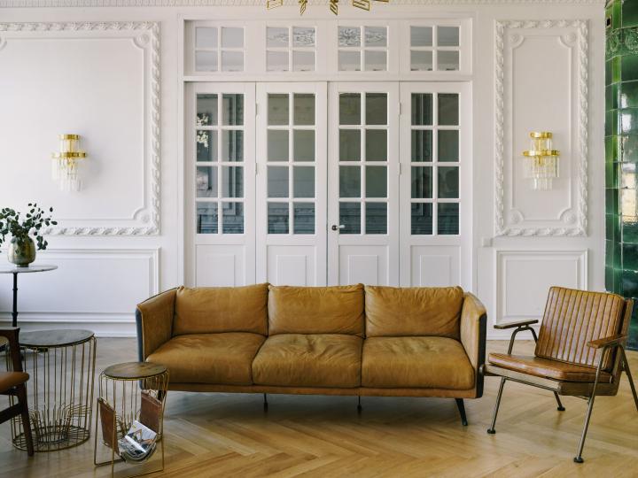 Eine braune Ledercouch steht in einem großen, hohen Raum (c) pexels-kseniachernaya