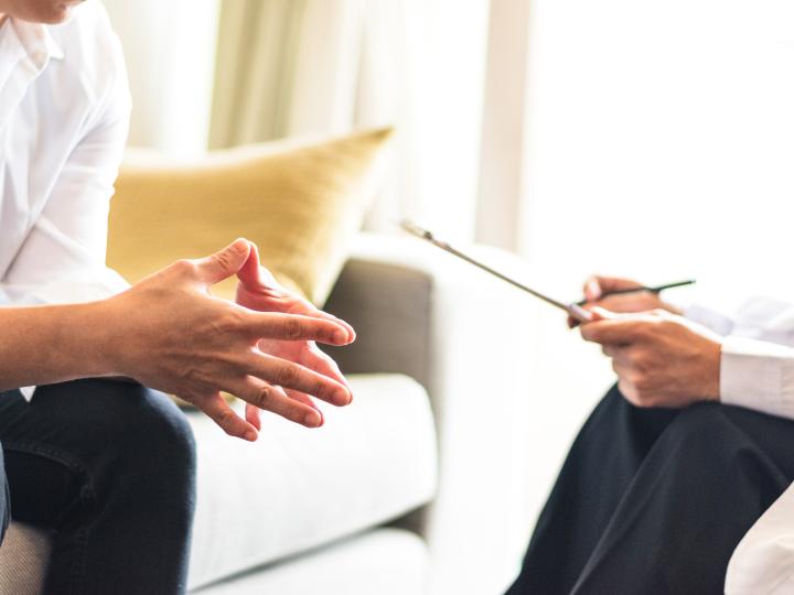 Nahaufnahme zweier Hände während eines persönlichen Gesprächs (c) shutterstock_BlurryMe