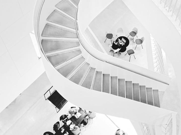 Wendeltreppe in einem hohen Gebäude (c) pexels-marlon-castor