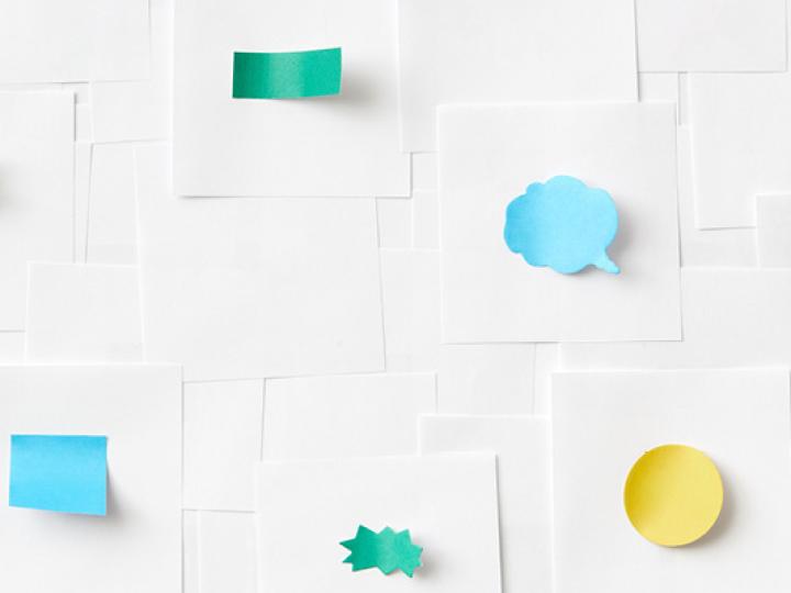 Wandausschnitt mit Post-its (c) pexels-ds-stories
