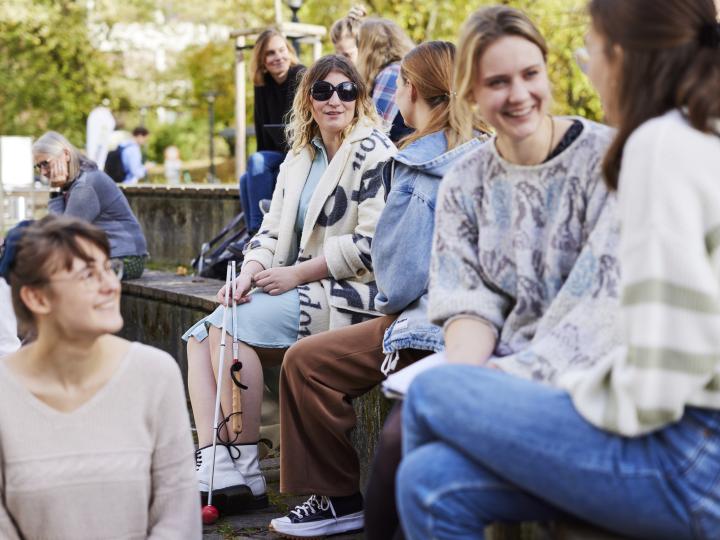 Frauen sitzen zusammen und reden