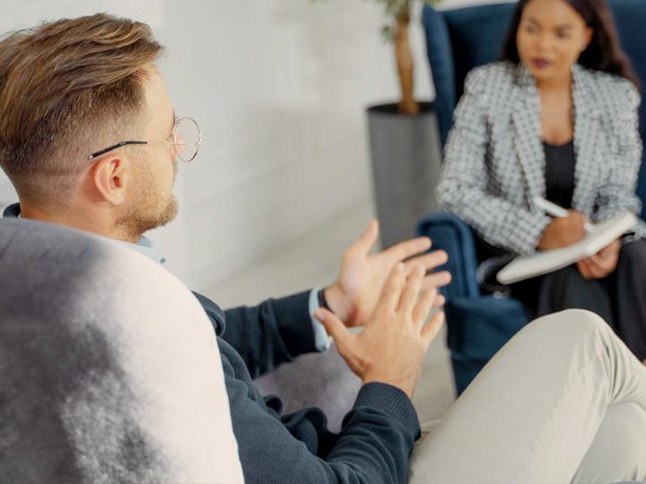 Gesprächsituation (c) pexels miroshnichenko